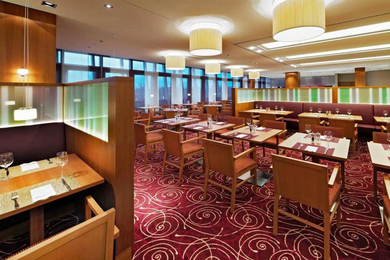 Hilton Garden Inn Frankfurt Airport Франкфурт-на-Майні Екстер'єр фото Interior of a restaurant