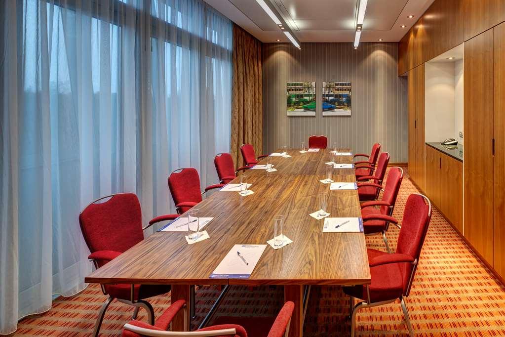 Hilton Garden Inn Frankfurt Airport Франкфурт-на-Майні Зручності фото Meeting room