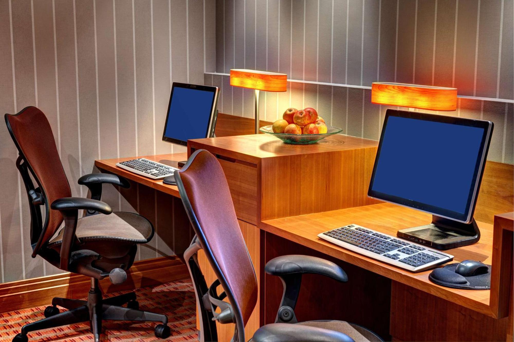 Hilton Garden Inn Frankfurt Airport Франкфурт-на-Майні Екстер'єр фото Internet cafe
