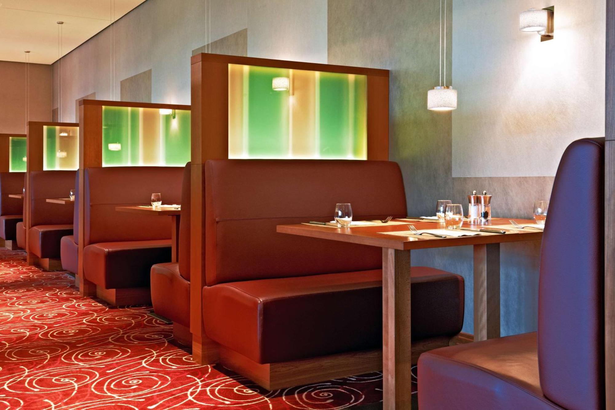 Hilton Garden Inn Frankfurt Airport Франкфурт-на-Майні Екстер'єр фото Restaurant interior design